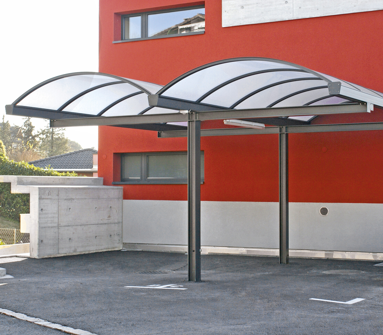 Carport Arco mit Tonnendach aus Plexiglas Röhm auskragend