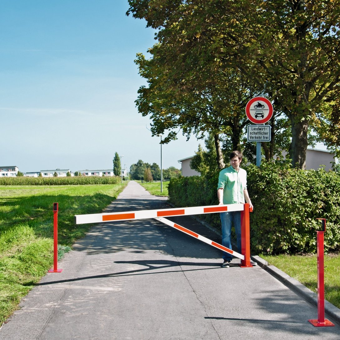 Drehschranke seitlich schwenkbar mit Antisitzleiste