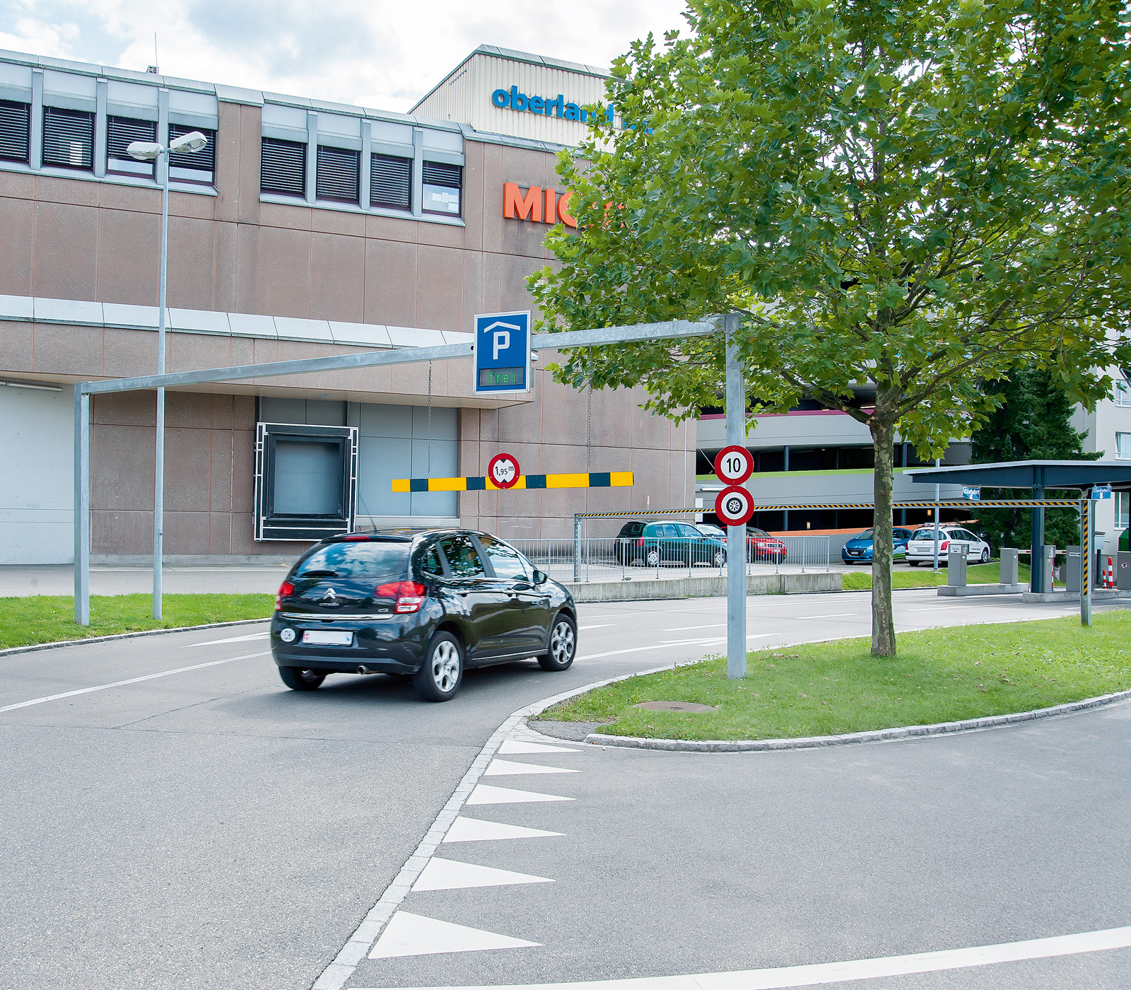 Höhenbegrenzungsbalken Aluminium mit Kette und Kantenfrei