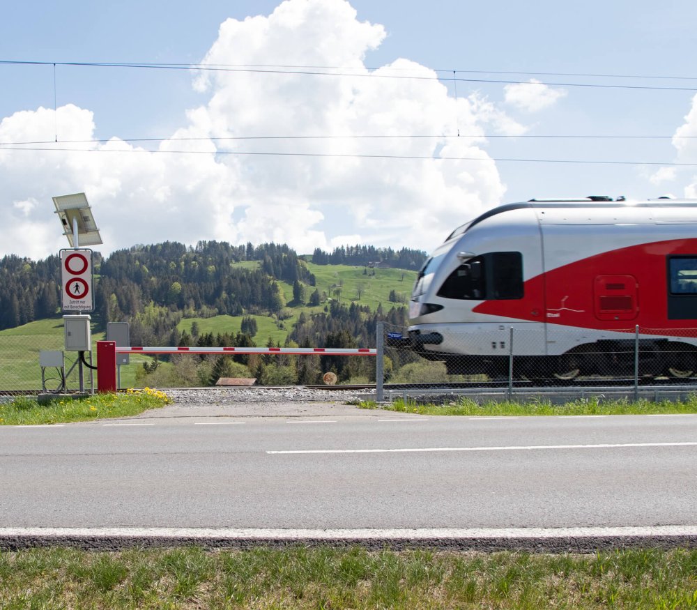 Referenz Kern AG Solarschranke in Bennau Bahnübergang Absperrungen