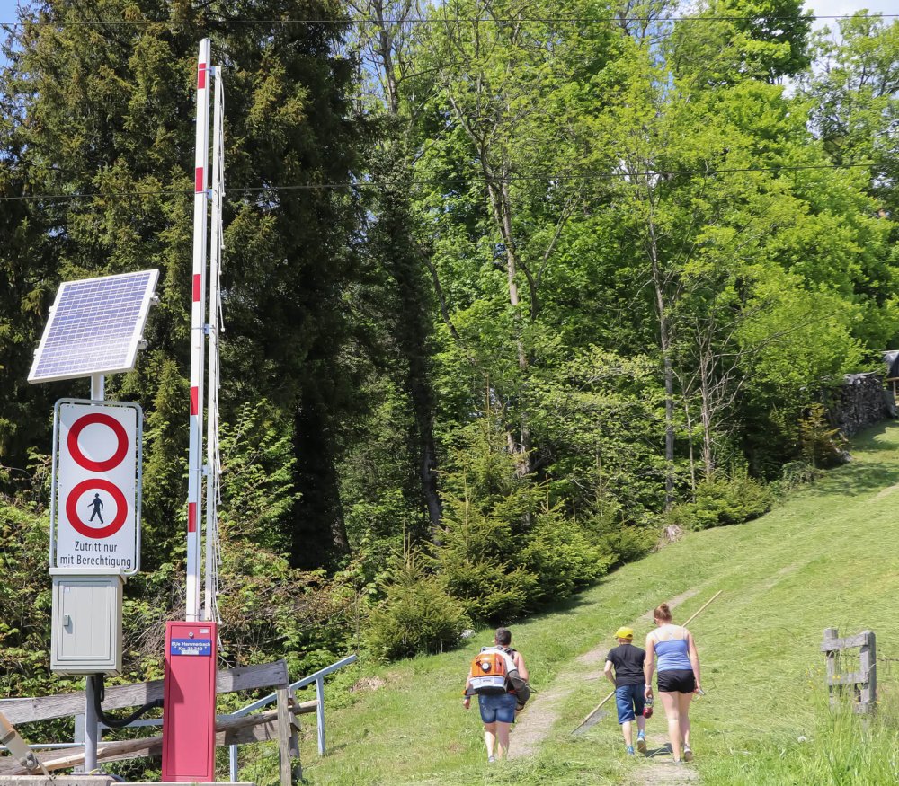 Referenz Kern AG Solarschranke Sattel Bahnübergang Absperrungen