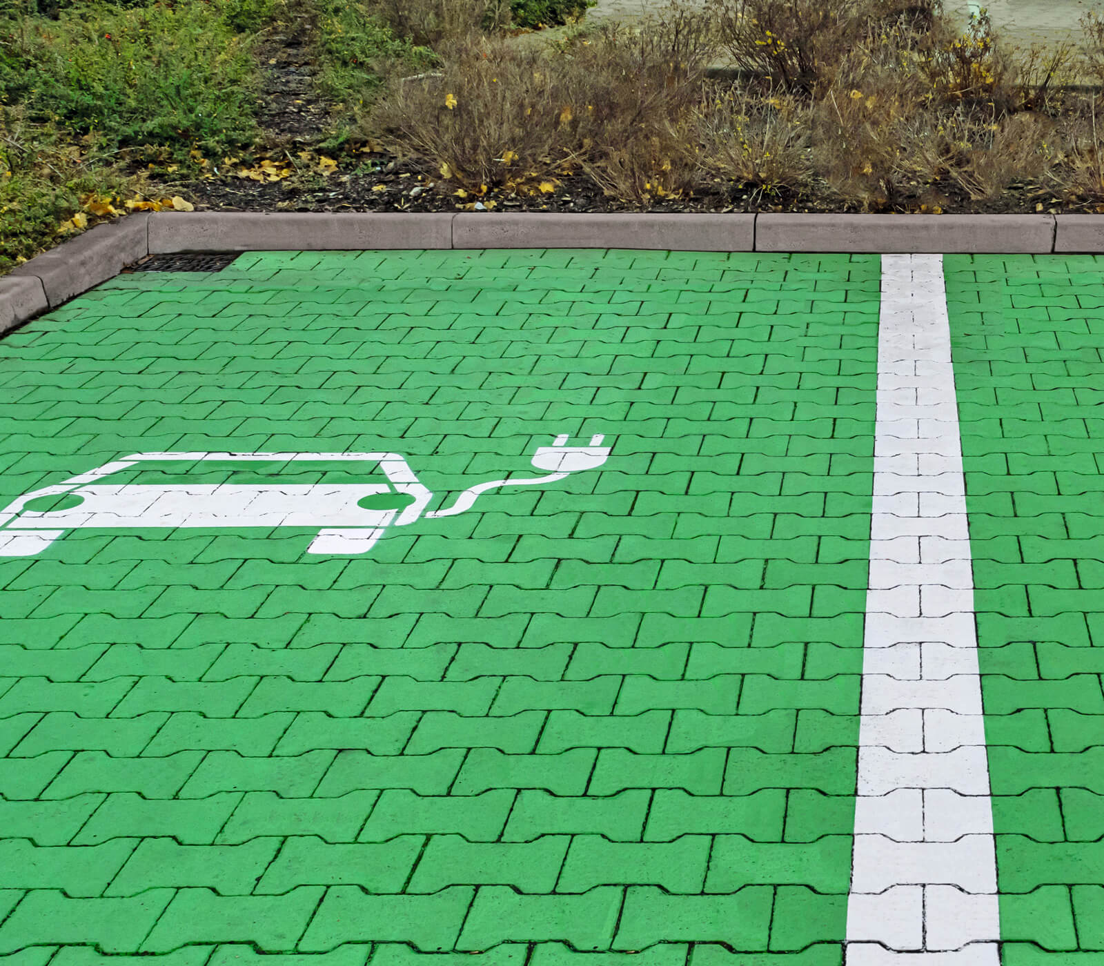 Elektrofahrzeug-Parkplatz mit Aussenmarkierfarbe PROline-paint