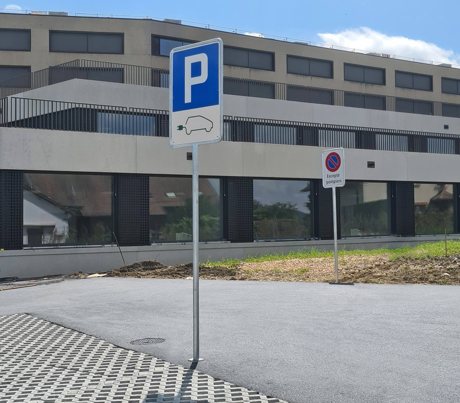 Parkplatz mit Elektro-Signaltafeln