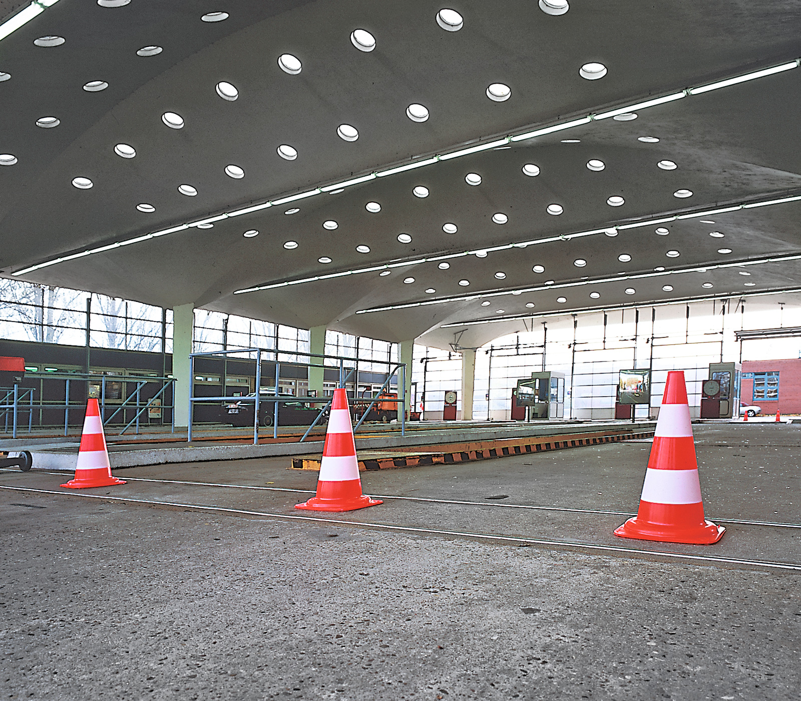 Leitkegel aus PVC tagesleuchtend Lagerhalle Sicherheit