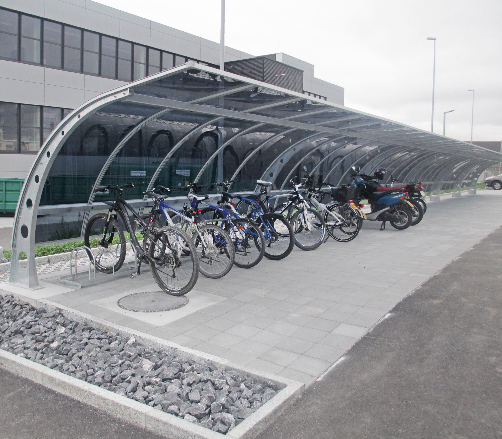 Scooterunterstand Design Lugano mit auskragenden Stahlträgern