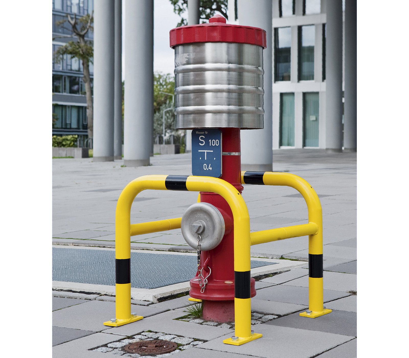 MORION Säulenschutz um Hydranten