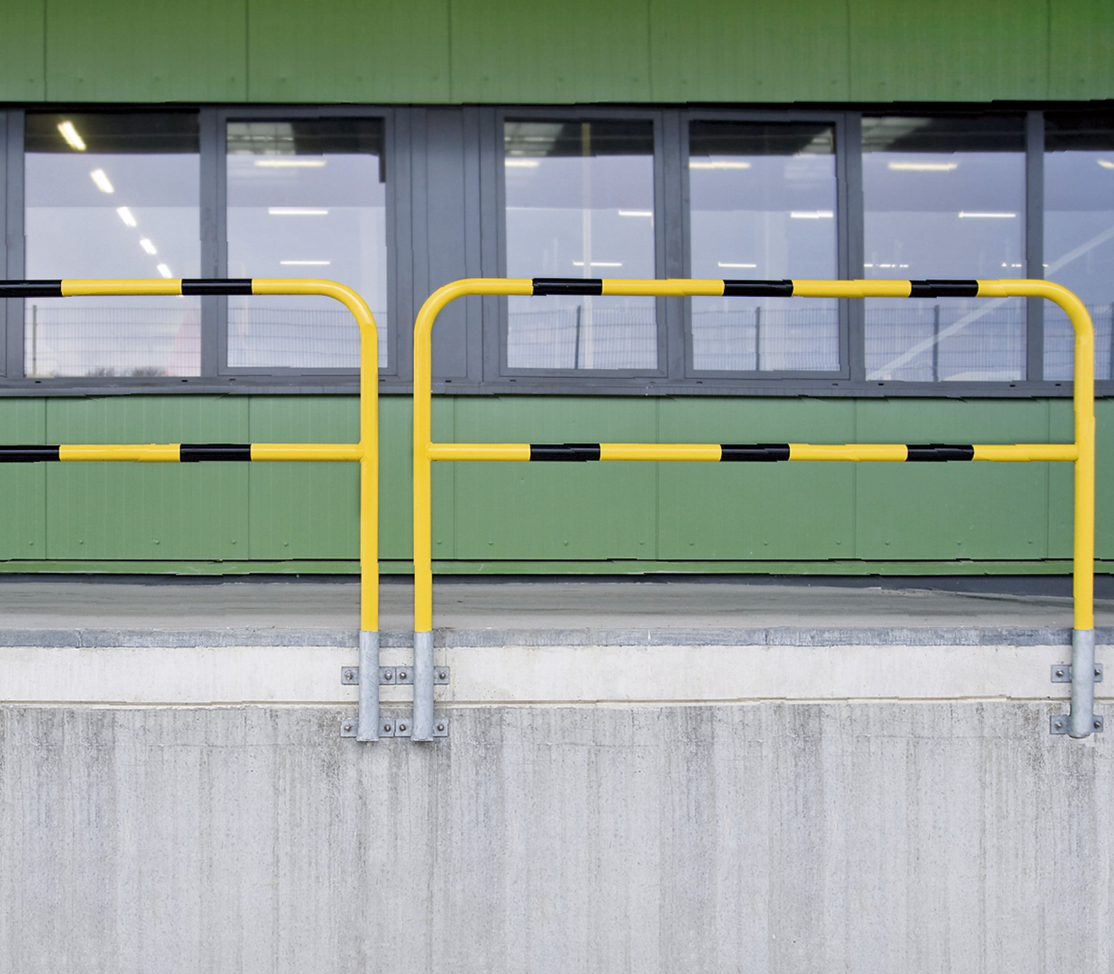 Schutzbügel zur Absicherung von Personenverkehr und Maschinenschutz