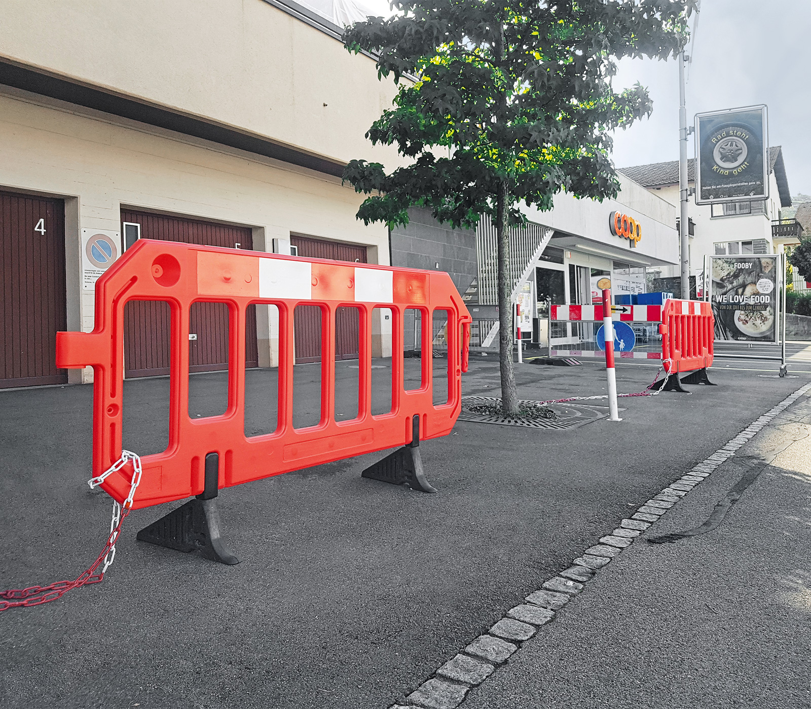 Absperrgitter aus orangem Kunststoff mit schwarzen Füssen