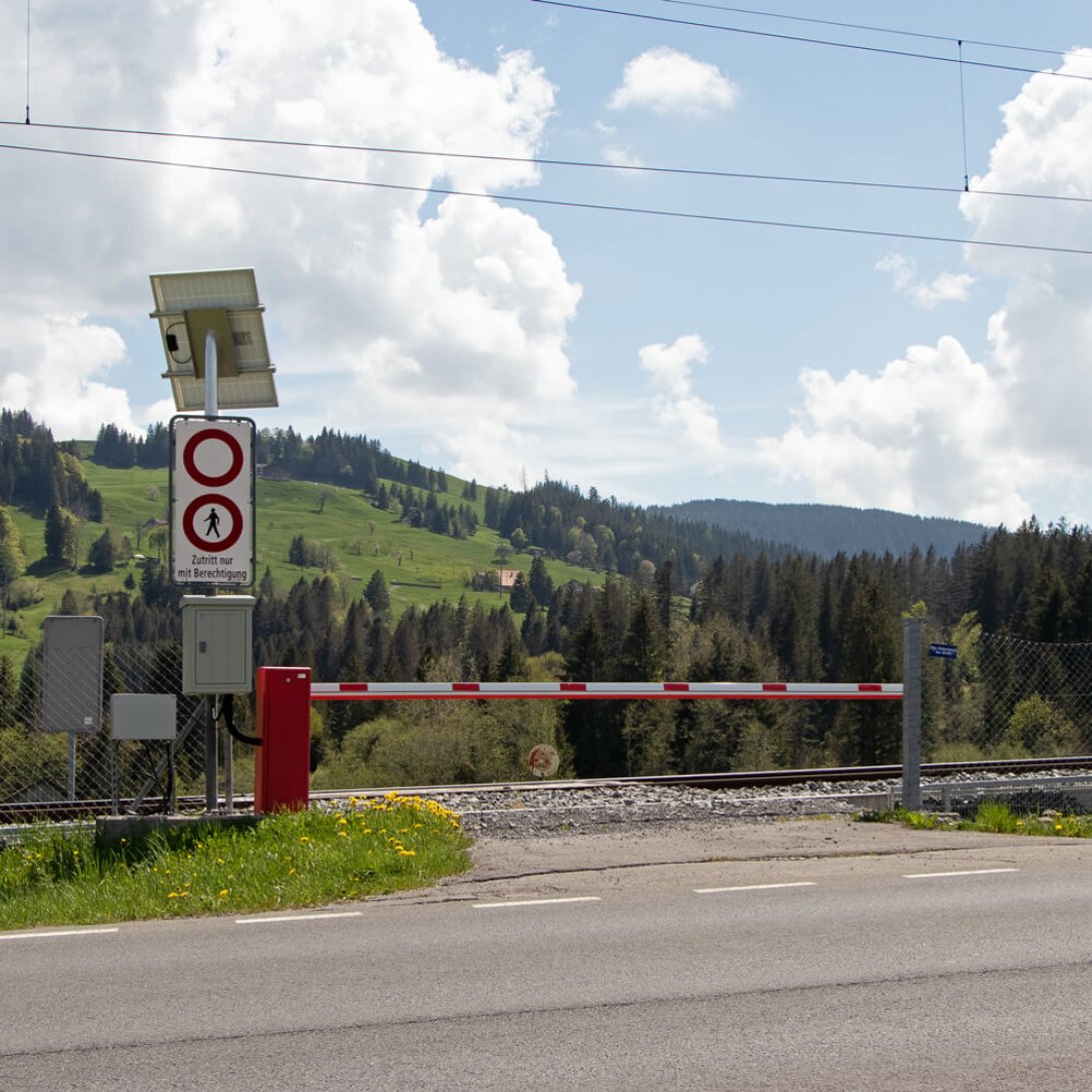 Referenz Kern AG Solarschranke in Bennau Bahnübergang Absperrungen