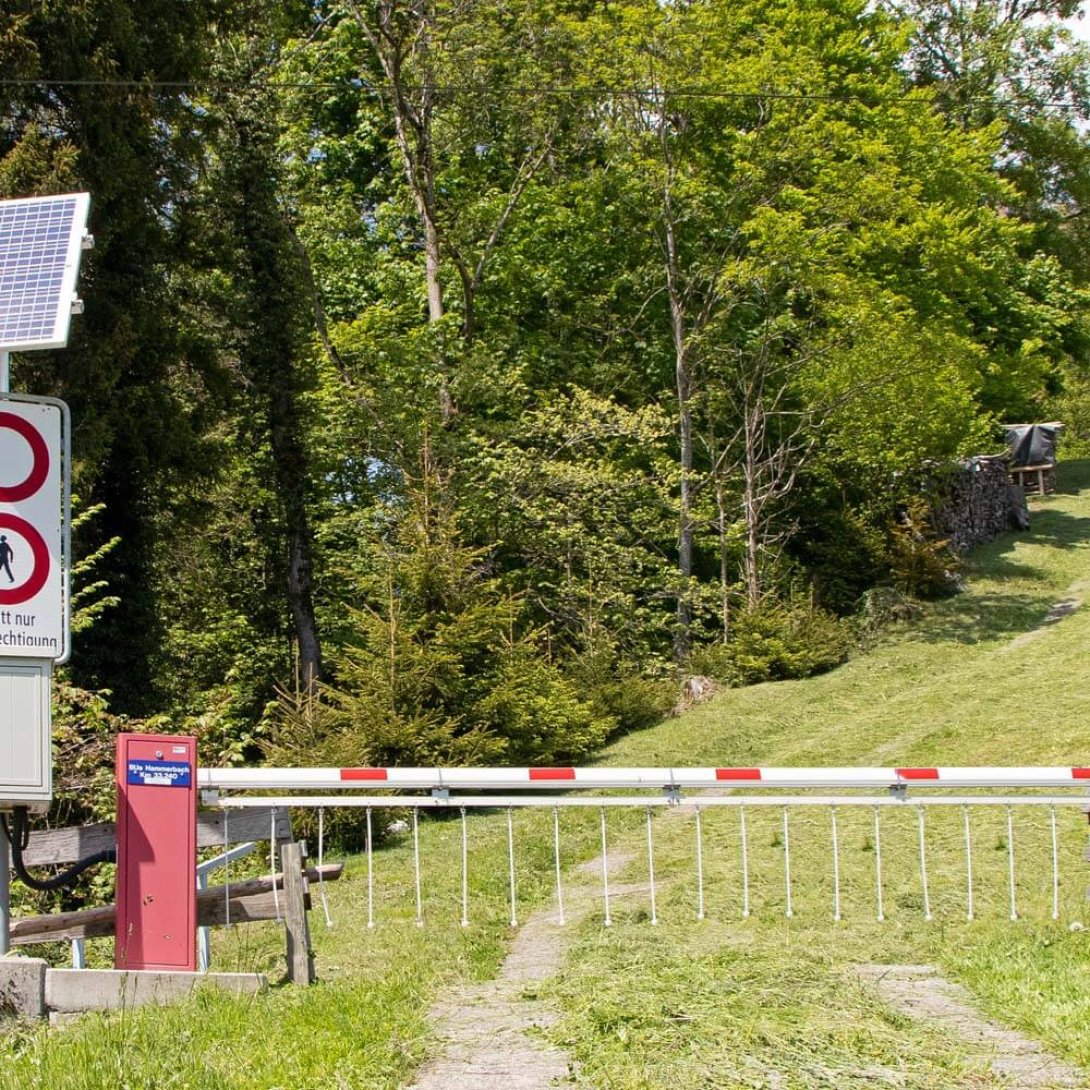 Referenz Kern AG Solarschranke Sattel Bahnübergang Absperrungen