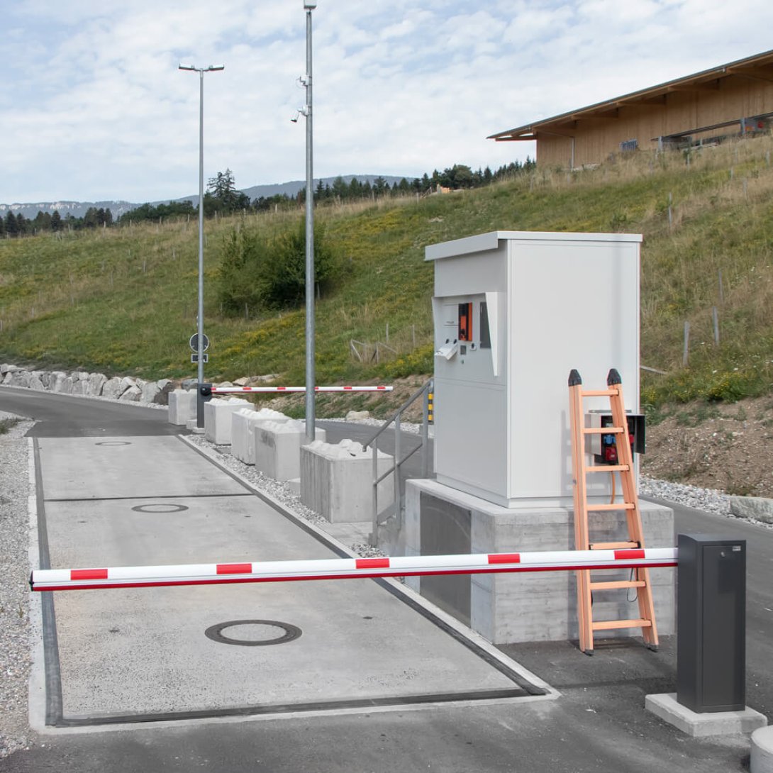 Referenz Baustoffpark Walliswil Schrankenanlage und Fahrbahnschwellen